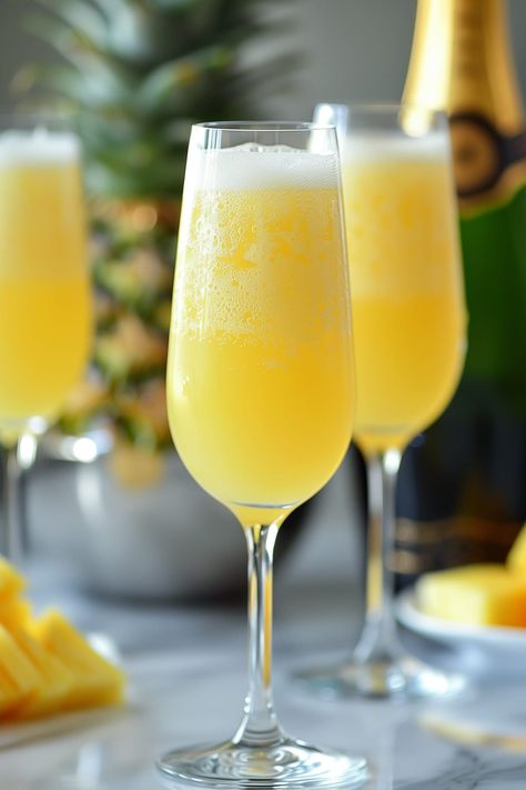 Pineapple Mimosas Pineapple Mimosa, Ranch Water Recipe, Classic Mimosa, White Russian Cocktail, Mimosa Cocktail, Cocktail Shots, Lemon Drop Martini, Easy Cocktail, Pineapple Slices