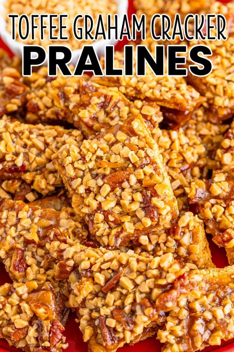 Graham Cracker Pralines, Fantasy Fudge Recipe, Caramel Pecans, Graham Cracker Toffee, Bread Booze Bacon, Graham Cracker Recipes, Praline Recipe, Cracker Candy, Dessert Christmas