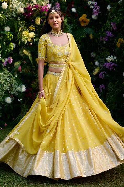 Lavender Yellow Outfit, Pastel Yellow Lehenga, Pastel Lehenga Simple, Simple Lengha Design, Yellow Outfit For Haldi Function, Pastel Lavender Lehenga, Sreeja Wedding, Lahanga Design Latest, Yellow Half Saree