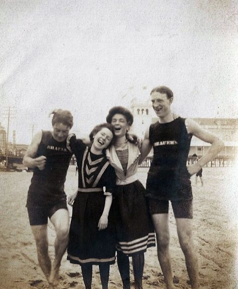 vintage everyday: 28 Photos That Prove Victorians Weren’t as Serious as You Thought People On The Beach, Bathing Costumes, Look Retro, Gibson Girl, Vintage Swimwear, Edwardian Fashion, Vintage Beach, White Photo, Vintage Pictures