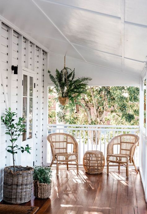 The country-style verandah of a historic Queenslander holiday home in Toowoomba, Queensland. Queenslander Renovation, Queenslander House, Front Verandah, Style Cottage, English House, Decks And Porches, Wicker Furniture, Porch Patio, Outdoor Rooms