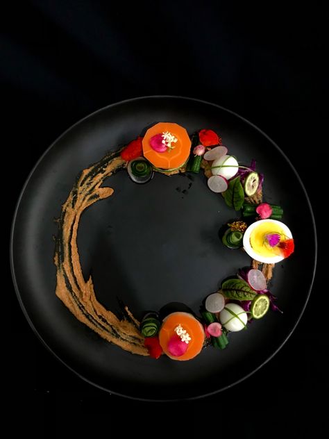 Vegetable Plating Presentation, Egg Presentation Ideas, Plating Gado Gado, Salad Competition, Salad Plating Ideas, Egg Plating, Dish Presentation, Food Plating Design, Gastronomic Food