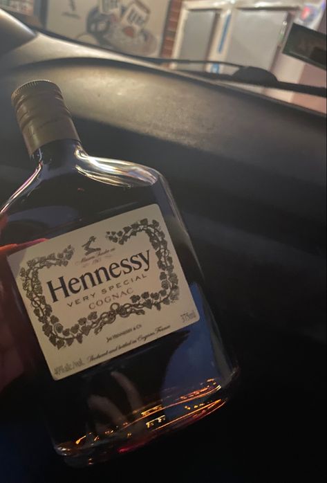 Hennessy Very Special Cognac, Workout Pics, Pretty Alcoholic Drinks, Instagram Cartoon, Liquor Drinks, Puff And Pass, Getting Drunk, Favorite Words, Cute Selfie Ideas