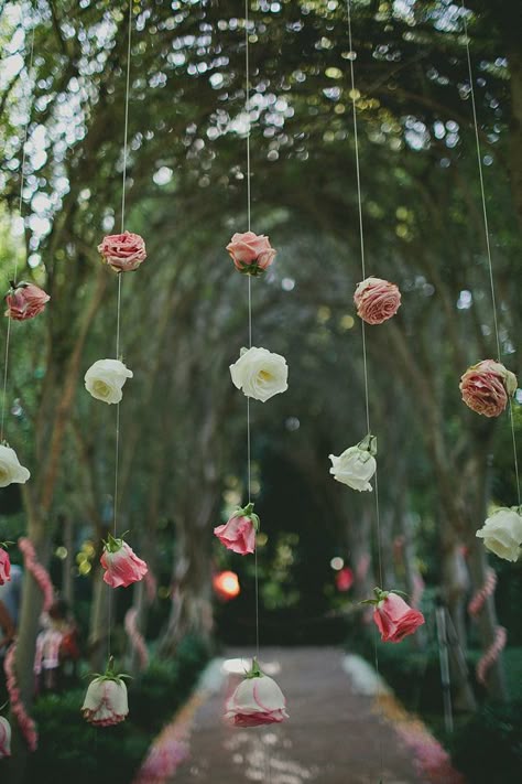 Chain buds together with thread, twine, or cord for a fabulous floral curtain! #weddingdecor #flowers {wild{whim} design + photography} Flowers Hanging, Rustic Wedding Decorations, Diy Event, Bohol, Deco Floral, Botanical Wedding, בר מצווה, Event Styling, Trendy Wedding