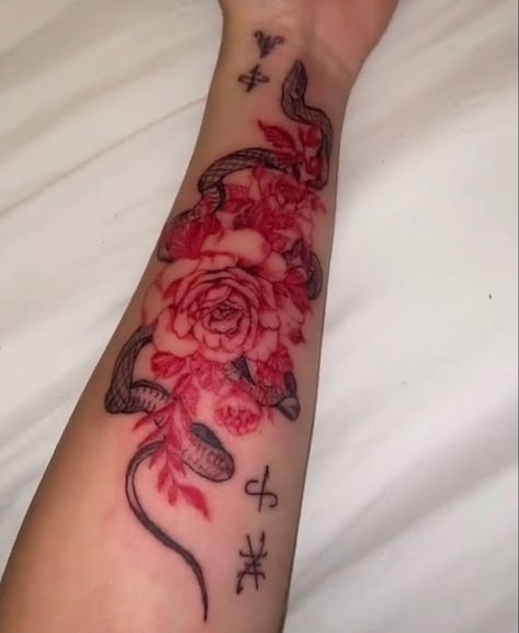 Tattoos On Hand, Tattoo Snake, Small Girly Tattoos, Tattoos To Cover Scars, On Tattoo, Rose Tattoos For Women, Small Quote Tattoos, Cute Hand Tattoos, Quote Tattoos