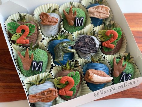 MaraSweetDetails 🧿🧩✨ on Instagram: “Jurassic World Inspired 🦖🌋🍂 . #chocolatecoveredstrawberries #chocolatecover #dinosaurstrawberries #Jurassicworldstrawberries…” Jurassic World Treats, Dinosaur Strawberries, Jurassic World Birthday Party, Jurassic World Cake, Jurassic Park Party, Dinosaur Birthday Theme, Candy Bar Birthday, Dinosaur Birthday Cakes, Birthday Party Treats