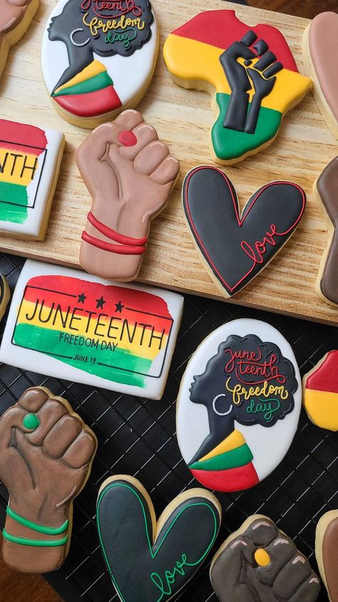 Juneteenth Cookies Decorated, Heart Cookies Recipe, Juneteenth Party, Biscuits Cake, 4th July Food, Cookies Art, Cookie Corner, Cookie Decorations, Amazing Cookies