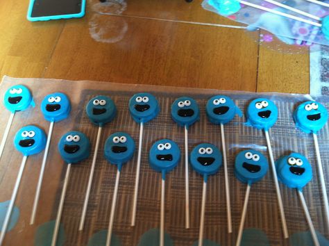 Cookie Pops Recipe, Monster Cake Pops, Pops Recipes, Oreo Cake Pops, Oreo Cookie Pops, Cookie Monster Birthday Party, Monster Baby Showers, Cookie Monster Cake, Cookie Birthday Party