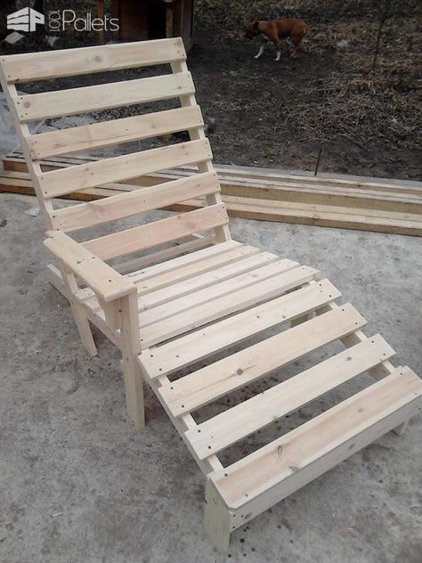 #Garden, #Outdoors, #PalletChair, #PalletLoungeChair, #Patio, #RepurposedPallet, #Terrace You only need two pallets to make this relaxing Pallet Chaise Lounge Chair! Spend a weekend and save a lot, plus you can be proud of your project!  Pallet Chaise Lounge Chair: Kick back by the pool, in your garden, patio, terrace, deck, or Pallet Furniture Garden, Lounge Chair Diy, Metal Outdoor Chairs, Garden Lounge Chairs, Pallet Lounge, Outdoor Pallet, Pallet Chair, 1001 Pallets, Garden Lounge