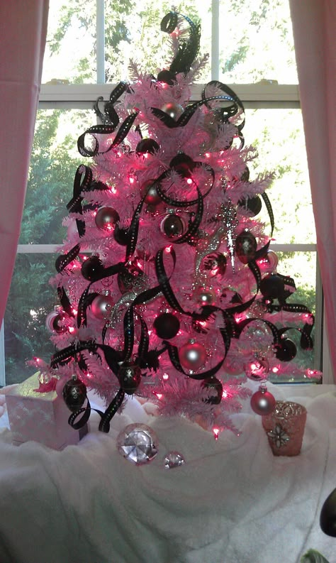 my pink Christmas tree - pink lights with Black and Silver ornaments Pink Christmas Tree Decorations, Black Christmas Decorations, Pink Lights, Pink Christmas Ornaments, A Pink Christmas, Pink And Black Christmas, Pink Ornament, Gifts Drawing, Pink Christmas Decorations