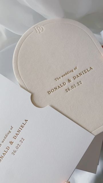 Back Of Invitation Ideas, Modern Classy Wedding Invitations, Classic White Wedding Invitations, Wedding Modern Invitation, Pearl Wedding Invites, Wedding Invitation Arch, Luxury Wedding Stationery, All White Wedding Invitations, Wedding Invitations Embossed