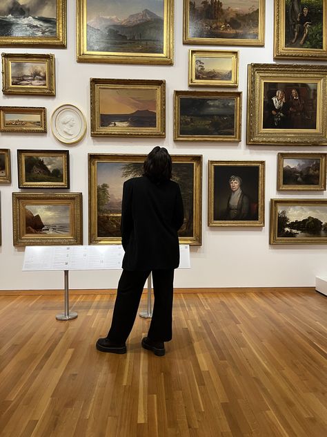 Man Looking At Art Gallery, Art Museum Paintings, Art Museum Outfit, Museum Paintings, Museum Outfit, Museum Date, Outfit Art, Inspo Art, High Museum