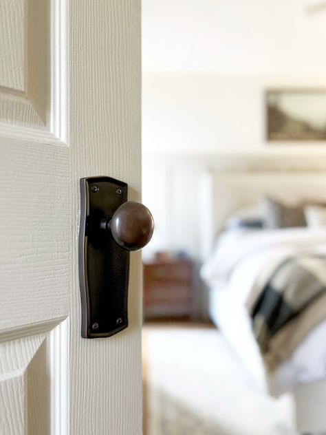 Updating your door knobs is an easy way to add character and style to your home. This often overlooked detail can have huge impacts on your space. Think of door knobs as a room’s first impression. Sure, furniture, paint colors and decor make of the heart of the room, but the first impression starts at the turn of a handle. Interior Door Knobs Ideas, Mixed Metal Kitchen, Farmhouse Door Knobs, Door Knob Plates, Modern Farmhouse Interior Doors, Update Interior Doors, Black Door Knobs, Crystal Door Knob, Oak Interior Doors