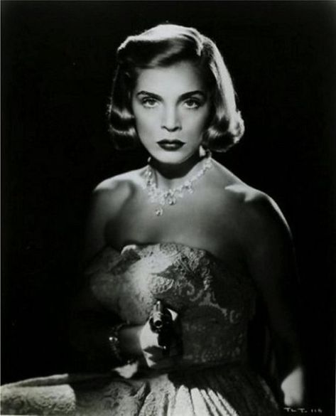 Lizabeth Scott 1949 Too Late for Tears Film Noir Photography, Lizabeth Scott, Gloria Grahame, Barbara Stanwyck, Neo Noir, Film Producer, Old Movies, The Villain, Classic Hollywood