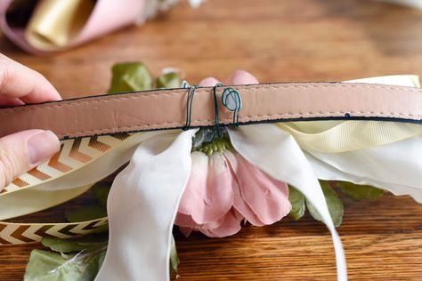 Wedding Dog Leash Diy, Dog Collar Wedding Flowers, Diy Dog Flower Collar, Flower Dog Collar Wedding, Wedding Dog Leash, Dog Leash Diy, Flower Props, Scandinavian Wedding, Flower Dog Collar