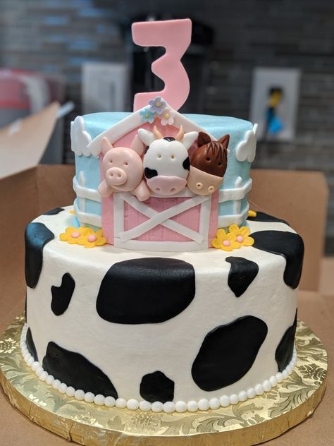 Cow Birthday Party Cake, 3 Farm Birthday, Farm Party Ideas Girl, Farm Themed Birthday Party Cake, Farm Themed Cakes, Animal Themed Birthday Party Girl, Three I E I O Cake, Pink Farm Themed Birthday Party, Farm Birthday Cake Girl