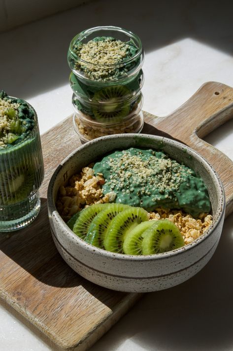 Matcha Spirulina Chia Pudding Vegan Cafe Aesthetic, Spirulina Pancakes, Healthy Cafe Food, Spirulina Chia Pudding, Wellness Pictures, Chia Pudding Coconut, Protein Matcha, Smoothie Bowl Aesthetic, Spirulina Recipes