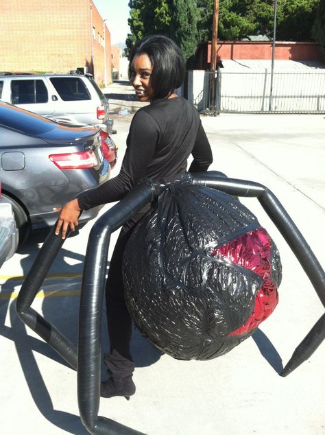 A very creative spider costume... I think this can be modified for a proper drider, and I want to try that. Black Widow Spider Halloween Costume, Spider Costume Diy, Spider Queen Costume, Diy Spider Costume, Charlotte Web Costume, Spider Halloween Costume, Diy Fantasia, Diy Spider, Spider Costume