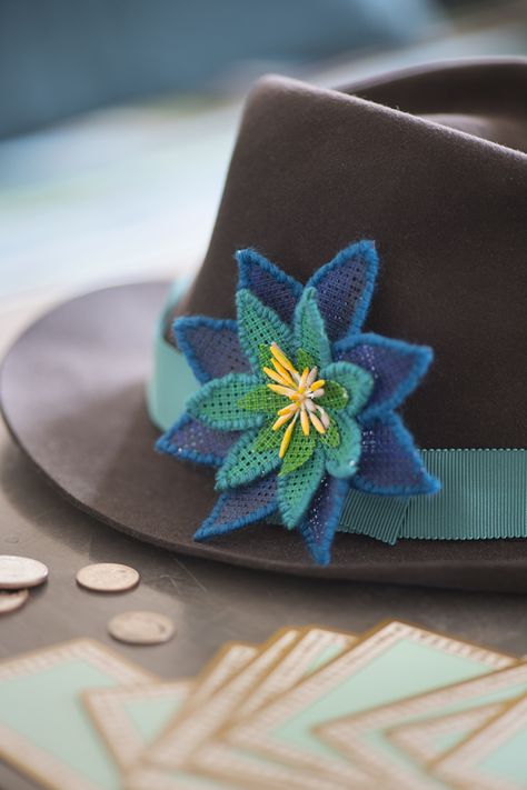 Customiser un chapeau avec une fleur en canevas - Marie Claire La Pointe, Marie Claire, Fedora, Hats, Art