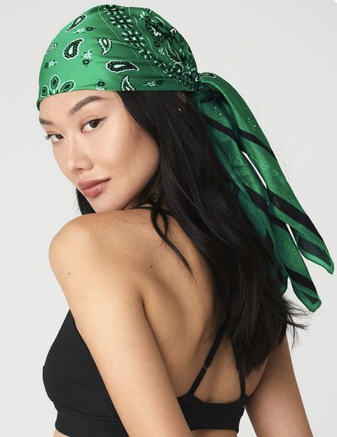 Green Bandana Outfits, Maldives Photoshoot, Green Y2k Outfit, Bandana On Head, Bandana Fashion, Casual Photoshoot, How To Tie Bandana, Summer Headwear, Green Hair Girl