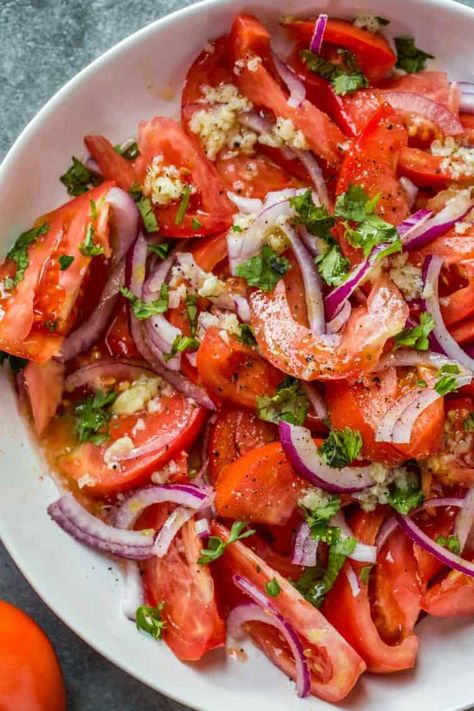 Tomatoes Salad, Homemade Salad Dressing Healthy, Sommer Mad, Tomato Salad Recipes, One Pot Dinners, Recetas Keto, White Bowl, Juicy Tomatoes, Healthy Kitchen