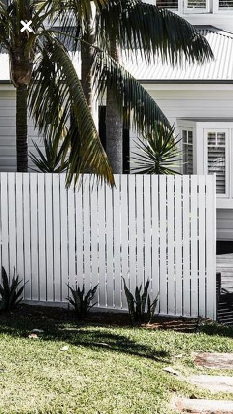 Modern White Picket Fence Front Yard, White Metal Fence Front Yard, Fence Paling Ideas, Backyard Picket Fence, Modern White Picket Fence, Rendered Front Fence, White Timber Fence, Beach House Fence Ideas, White Fence Front Yard