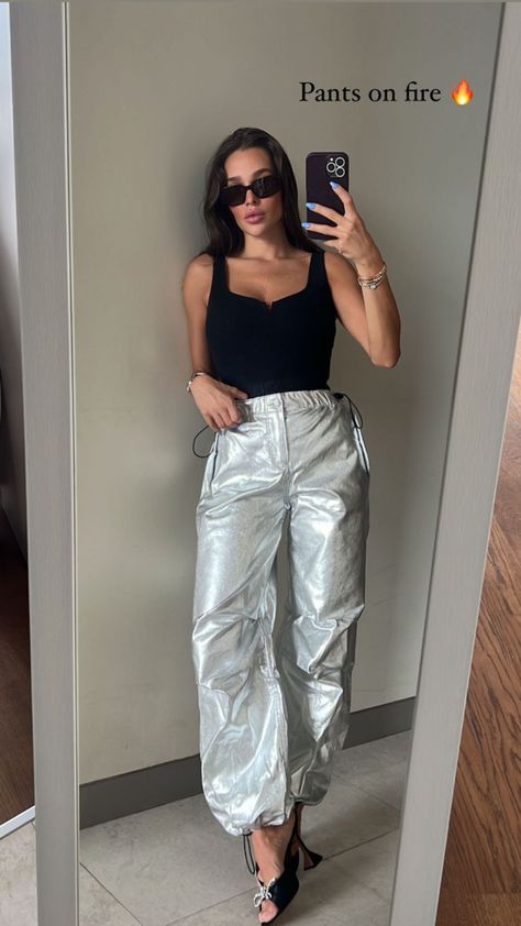 Silver Parachute Pants Outfit, Silver Bottoms Outfit, Silver Cargo Pants Outfit, 70s Street Fashion, Metalic Outfits Ideas, Lame Outfits, Fine Dining Outfit, Silver Pants Outfit, Modeling Outfits