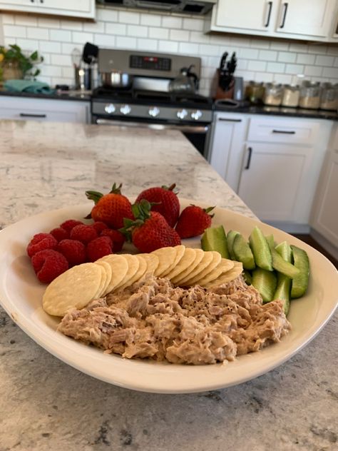 Tuna Fish Snack Ideas, Healthy Snacks Tuna, Tuna Salad Crackers, Tuna With Crackers, Tuna Salad And Crackers, Tuna And Crackers Recipe, Rice Crackers Toppings, Tuna Snack Ideas, Tuna And Crackers