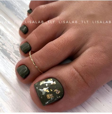 Toes Nails Colors, Toes Nails Ideas, Green Pedicure, Toe Nail Designs For Summer, Toe Nails Designs, Fall Pedicure Ideas, Toe Nail Ideas, Gold Toe Nails, Green Toe Nails