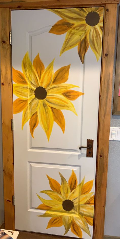 Cute Painted Doors Aesthetic, Sunflower Door Painting, What To Paint On Your Door, Painting Ideas For Doors, Door Painting Vsco, Painted Closet Doors Art Creative, Door Ideas Painting, Bedroom Door Ideas Creative, Door Murals Ideas