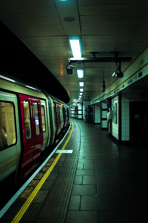 City Street Pictures, Train Station Reference, Peephole Perspective, Two Point Perspective Photography, Metro Station Aesthetic, Small Town Photoshoot, Train Station Aesthetic, Transport Photography, Train Station Art