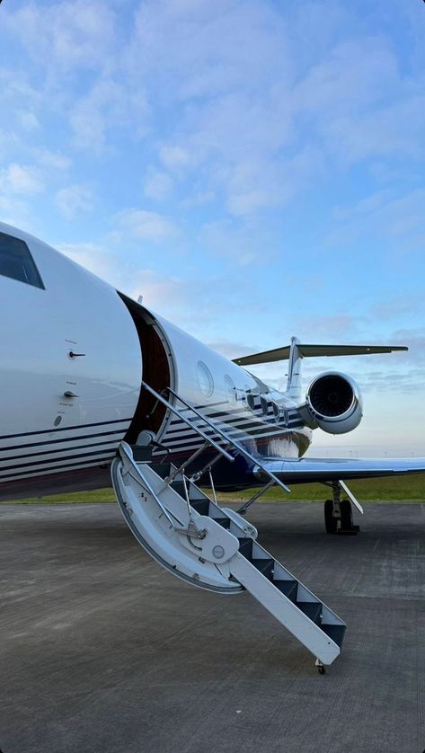 Jet Pribadi, Wealthy Lifestyle Luxury, Private Jet Travel, Luxury Jets, Billionaire Life, Billionaire Lifestyle Luxury Living, Dream Life House, Instagram Graphics, Private Plane