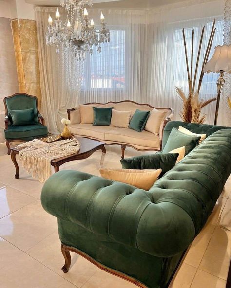 Vintage Style Sofa Living Rooms, Vintage Sofa Design, Vintage Sofa Aesthetic, Vintage Sofa Living Room, Elegant Sitting Room, French Style Sofa, Green Couch Living Room, Classic Furniture Living Room, Designs Aesthetic