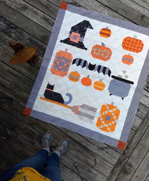 Pat sloan witchs night out final bonus quilt7 Sewing Blankets, Witches Night, Witches Night Out, Halloween Sewing Projects, Halloween Quilt Patterns, Halloween Quilt, Halloween Sewing, Homemade Quilts, Round Robin