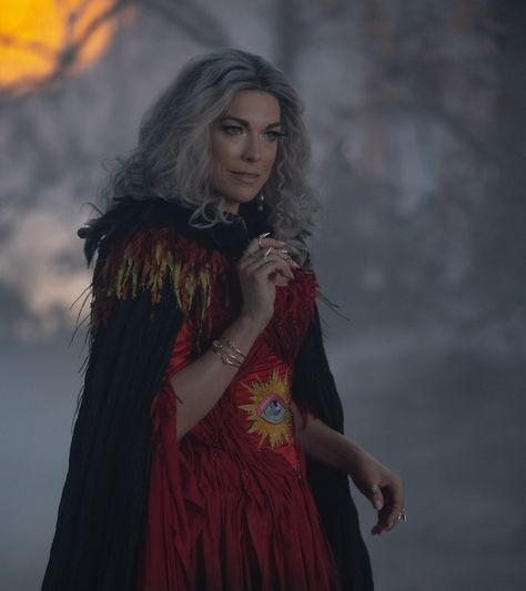 Hannah Waddingham Took The Role Of Mother Witch In 'Hocus Pocus 2' For Her Daughter Mother Witch, Hermanas Sanderson, Hocus Pocus Costume, Hocus Pocus Book, Hocus Pocus 1993, Hocus Pocus Sanderson Sisters, Hocus Pocus Movie, Hannah Waddingham, Sarah Sanderson