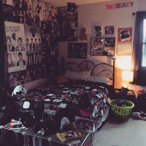 I really want this room 5sos Song Lyrics, Rock N Roll Room, Lyrics On Wall, Pinterest Songs, Summer Bedrooms, Emo Bedroom, Emo Room, Love Bedroom, Cluttered Bedroom