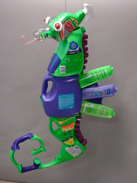 artwork sea horse made from recycled plastic | One Island Plastik Recycling, Recycled Material Art, Recycle Sculpture, Waste Art, Brown Hairstyles, Plastic Bottle Art, Recycled Art Projects, Hair Color Brown, Trash Art