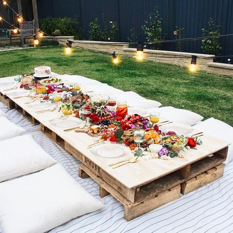 14 Best Backyard Party Ideas for Adults - Summer Entertaining Decor Pallet Picnic, Summer Backyard Parties, Backyard Party Decorations, Cheese Plates, Backyard Birthday Parties, Indoor Picnic, Party Seating, Backyard Picnic, Backyard Birthday