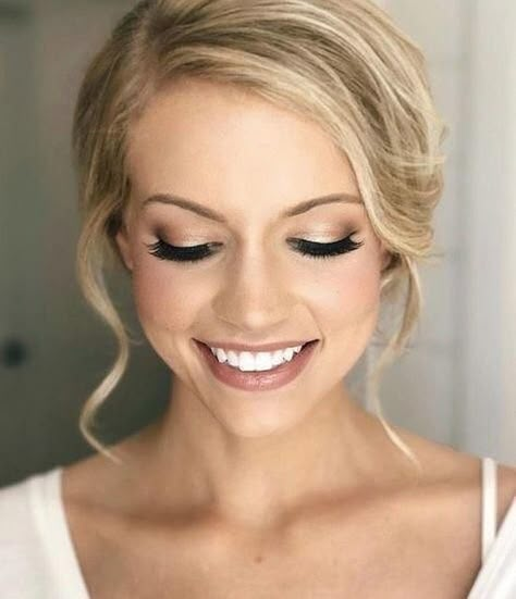 75 Wedding Makeup Ideas To Suit Every Bride - Bridal Makeup ideas , wedding makeup looks for brunettes,natural bridal makeup #weddingmakeup #makeup #prommakeup Bridal Makeup Natural Blonde, Bridal Makeup For Brown Eyes, Hairstyle Bridesmaid, Make Up Sposa, Blonde Hair Makeup, Wedding Makeup For Brown Eyes, Wedding Updos, Makeup Trial, Bridal Makeup Natural