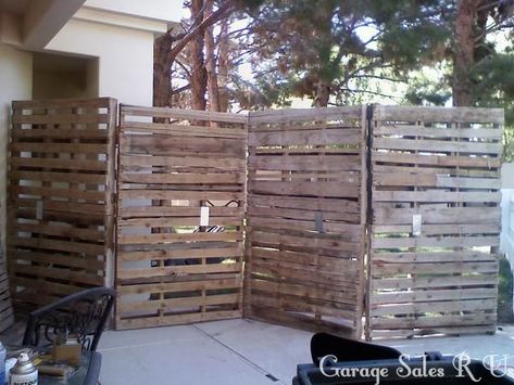 Pallet Board Wall, Pallet Privacy Fences, Pallet Backdrop, Diy Pallet Wall, Pallet Walls, Pallet Wedding, Privacy Fence Designs, Pallet Fence, Pallet Boards