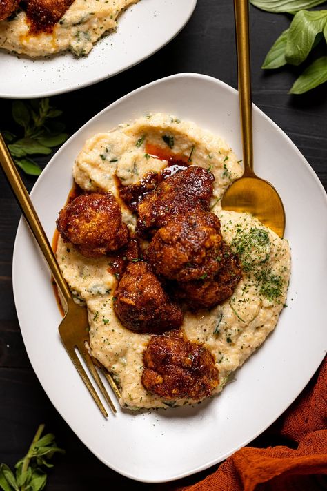 This Nashville Hot Cauliflower + Kale Grits will be ranked one of the best dishes eaten in your household, believe me! Based with creamy grits Vegetarian Grits Recipes, Healthy Southern Food, Vegan Southern Food, Nashville Hot Cauliflower, Nashville Chicken, Delicious Vegetarian Dinner, Creamy Grits, Cauliflower Wings, Nashville Hot