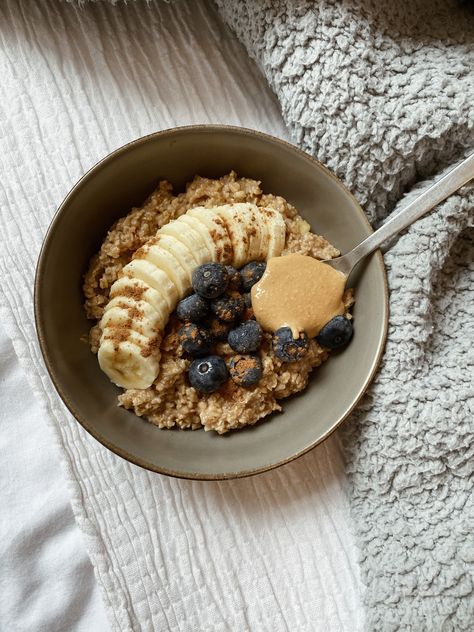 Oats Bowl, Oat Bowl, Bone Apple Teeth, Bowl Aesthetic, Oat Bowls, Food Aesthetics, Yogurt Bowl, Coffee Breakfast, Oats Recipes