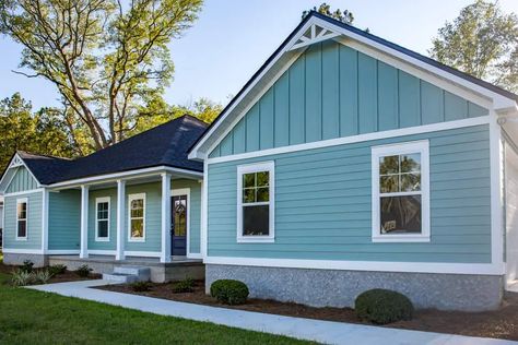 23 Beautiful Blue Houses (Photo Gallery) – Home Awakening Popular Vinyl Siding Colors, Vinyl Siding Ideas Exterior, Vinyl Siding Ideas, Vinyl Siding Styles, Blue Vinyl Siding, Vertical Vinyl Siding, Vinyl Siding House, Alternatives To Drywall, Vinyl Siding Colors