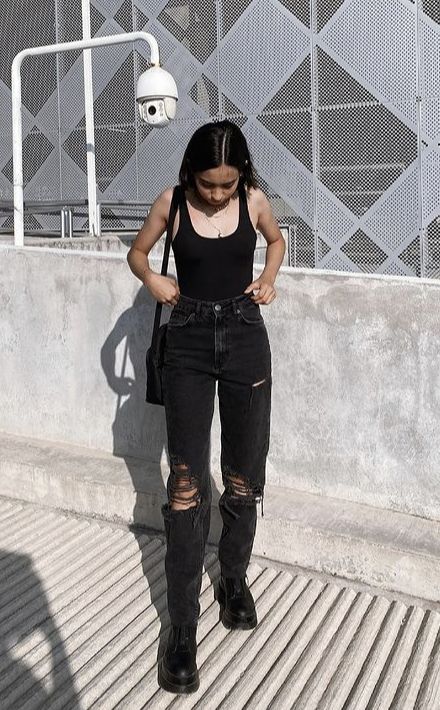 Edgy Alt Outfits, All Black Clothes Aesthetic, Edgy Dinner Outfits, Latina Goth Fashion, Combat Boots Aesthetic Grunge, Sporty Goth Outfits, Heavy Metal Concert Outfit Ideas, Black Jumper Outfit Casual, Comfy Black Outfits