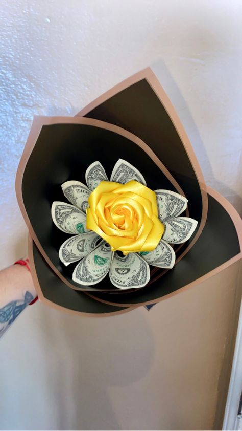 Simple Money Bouquet, Ribbon Rose Bouquets, Graduation Leis Diy, Ribbon Flowers Bouquet, Graduation Money Gifts, Birthday Flowers Bouquet, Diy Ribbon Flowers, Money Flowers, Money Bouquet