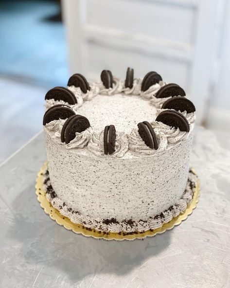 Krystal Jenkins Bakes (@krystaljenkinsbakes) • Instagram photos and videos Oreo Fault Line Cake, Cookies And Cream Cake Design, Cookies And Cream Cake Decoration, Oreo Cake Designs, Oreo Deserts, Cookies And Creme Cake, Creme Cake, Fault Line Cake, Oreo Birthday Cake