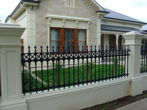 Tor Design, Home Fencing, Compound Wall Design, Fence Gate Design, Fence Planters, House Fence Design, Fence Doors, Brick Fence, Old Fences