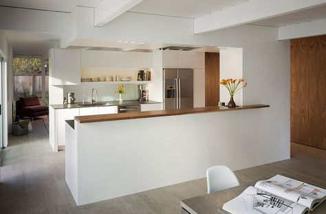 Connect the kitchen with the dining space with a half wall Half Open Kitchen, Kitchen Half Wall, Half Wall Kitchen, Half Wall Ideas, Minimal Kitchen Design, Eichler Homes, Minimal Kitchen, Mid Century Kitchen, Renovation Design