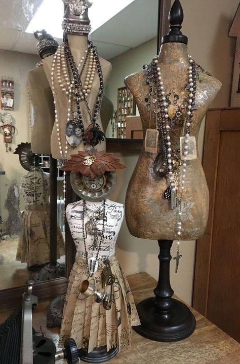 Vintage Mannequin Display Ideas, Vintage Display Shelf, Mannequin Display Ideas, Charity Shop Display Ideas, Boutique Jewelry Display, Vintage Store Ideas, Mannequin Decor, Retail Jewelry Display, Vintage Jewelry Display