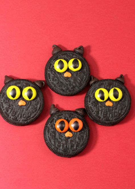 oreo_cats Black Royal Icing, Animal Themed Food, Black Cat Cookies, Oreo Cat, Biscuits Halloween, Cookie Ingredients, Cupcake Diaries, Halloween Cookie Recipes, Cat Balloons